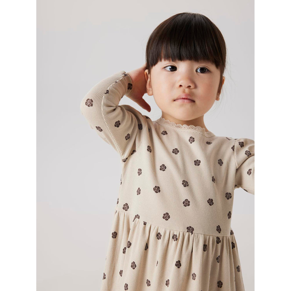 Nmflaikabna sukienka